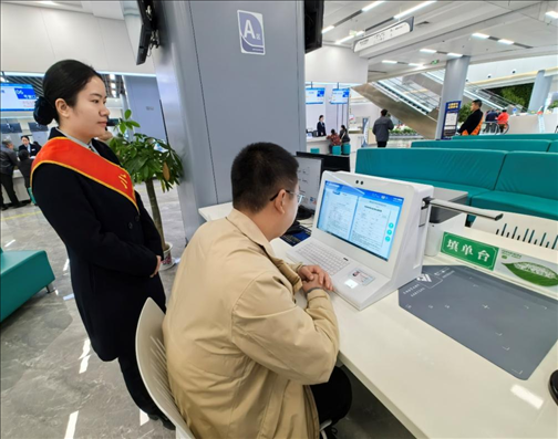 湖北省赤壁市市民在辦事人員的指導(dǎo)下填寫相關(guān)信息。圖片來源：人民網(wǎng)湖北頻道