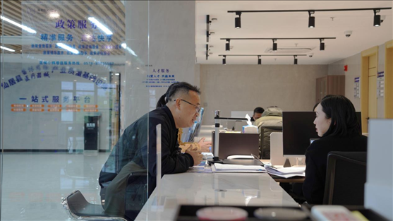 浙江省臺州市辦事群眾在政務(wù)服務(wù)中心咨詢業(yè)務(wù)辦理相關(guān)問題。圖片來源：人民網(wǎng)浙江頻道