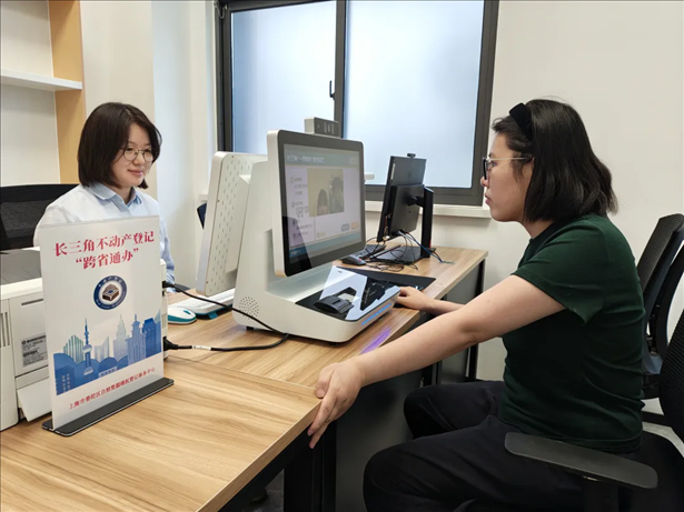王女士在上海市普陀區(qū)自然資源確權(quán)登記事務(wù)中心辦理“跨省通辦”業(yè)務(wù)。圖片來(lái)源：微信公眾號(hào)“上海市普陀區(qū)政務(wù)服務(wù)中心”