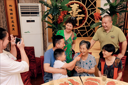 2019年9月13日，浙江南潯久安老年城餐廳， 84歲的沈?qū)W安老人（前右二）和前來(lái)看望她的親人歡聚