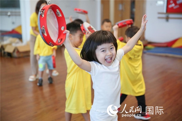 一名華裔兒童在參加音樂課程。人民網(wǎng)中東中心分社塔里克·易卜拉欣攝