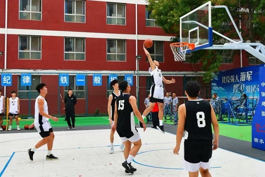 全天候室外運(yùn)動木地板籃球場上精彩激烈的籃球賽。 主辦方供圖