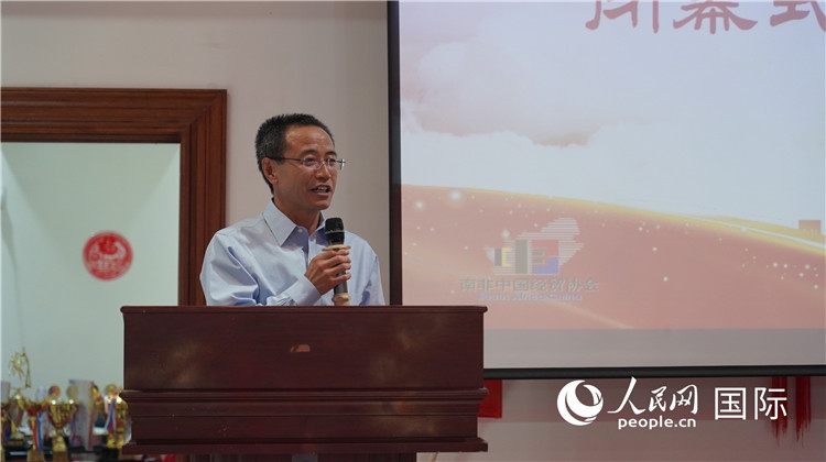 中國駐約翰內(nèi)斯堡代總領(lǐng)事周育江在閉幕式上致辭。 人民網(wǎng) 張茜攝