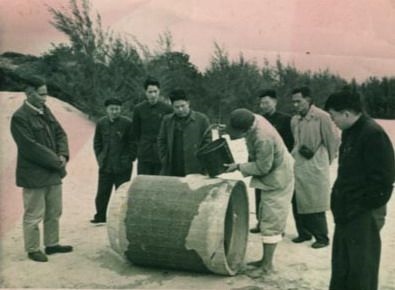 谷文昌（左一）與工程技術(shù)人員解決地下水供給（資料照片）。谷文昌帶領(lǐng)群眾修建了22座水庫和705處永久性水利工程，緩解了東山縣水資源極度缺乏的難題。