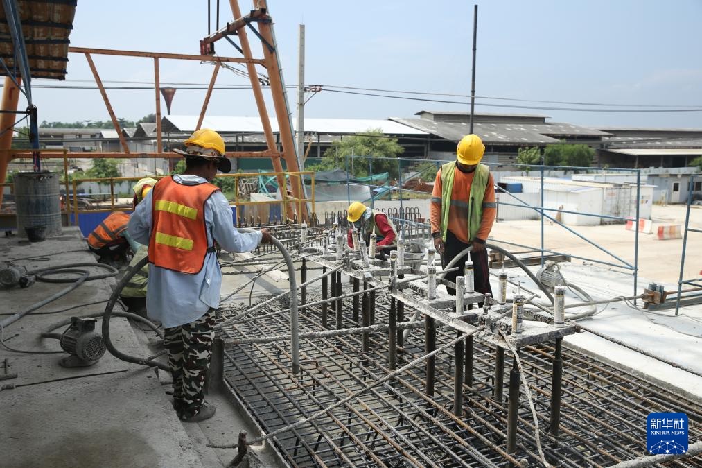 10月11日，工人在位于泰國大城府的中泰高鐵項(xiàng)目4-3標(biāo)段施工現(xiàn)場作業(yè)。新華社記者 孫瑋彤 攝