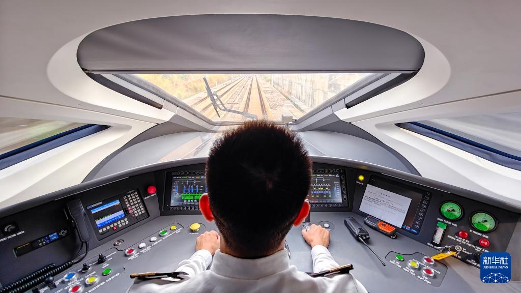 9月12日，司機(jī)駕駛高速動車組列車行駛在雅萬高鐵上（手機(jī)照片）。新華社記者 徐欽 攝