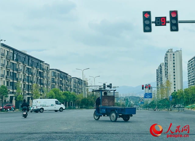 長富大道與文化中心東路三岔路口車輛混行（9月19日拍攝）。人民網(wǎng)記者 帥筠攝