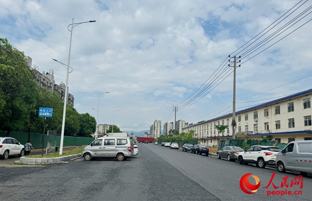 麗水佳園小區(qū)入口外及長富大道上停滿了車輛。人民網(wǎng)記者 邱燁攝