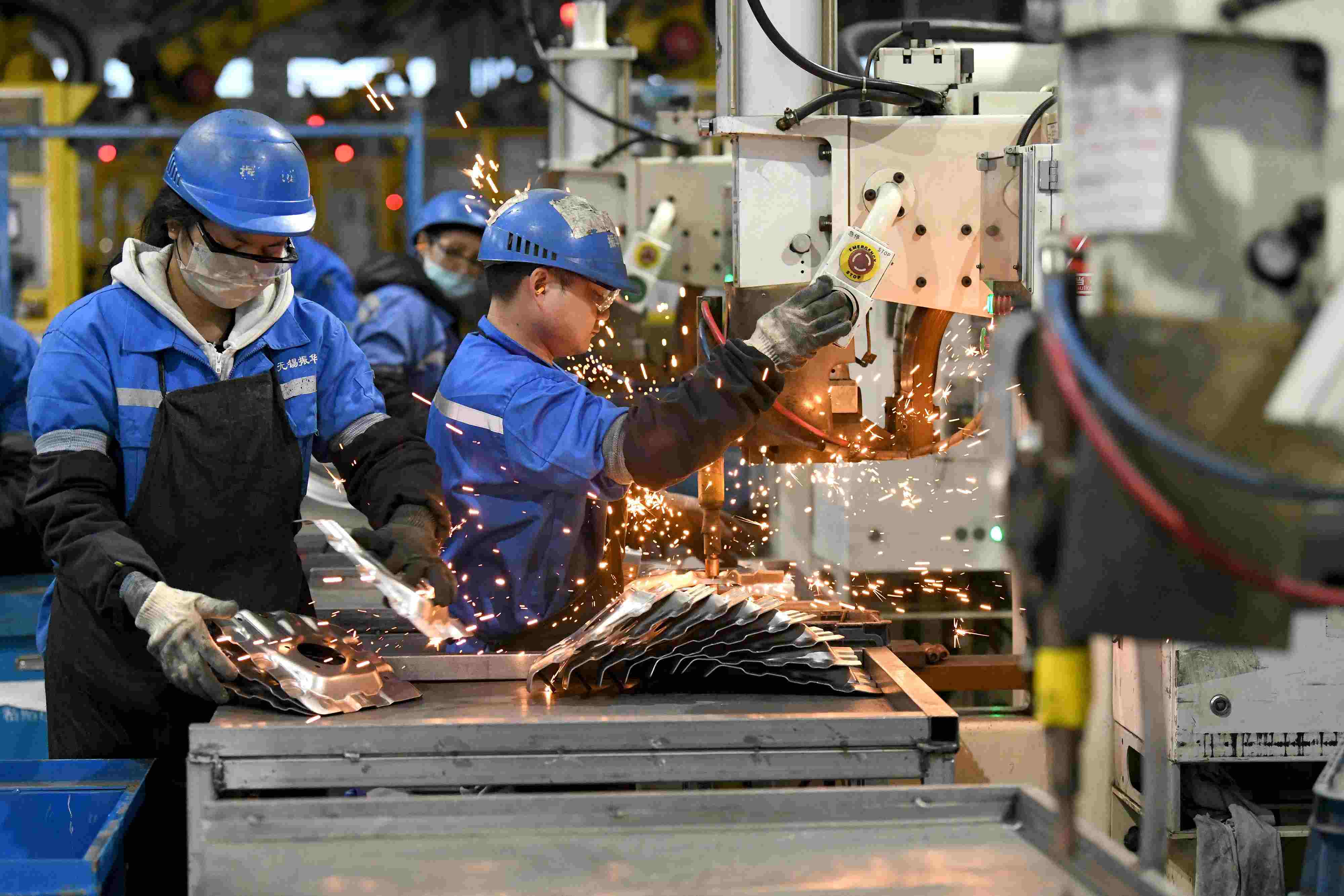 2023年2月7日，福建省寧德市蕉城區(qū)一家汽車零部件生產(chǎn)企業(yè)的生產(chǎn)線上一派繁忙景象。