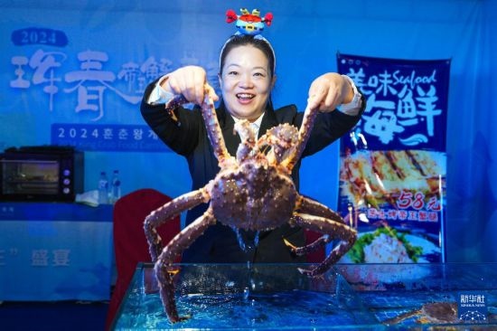 9月19日，在吉林省琿春市，商家在展示售賣的帝王蟹。新華社記者 許暢 攝