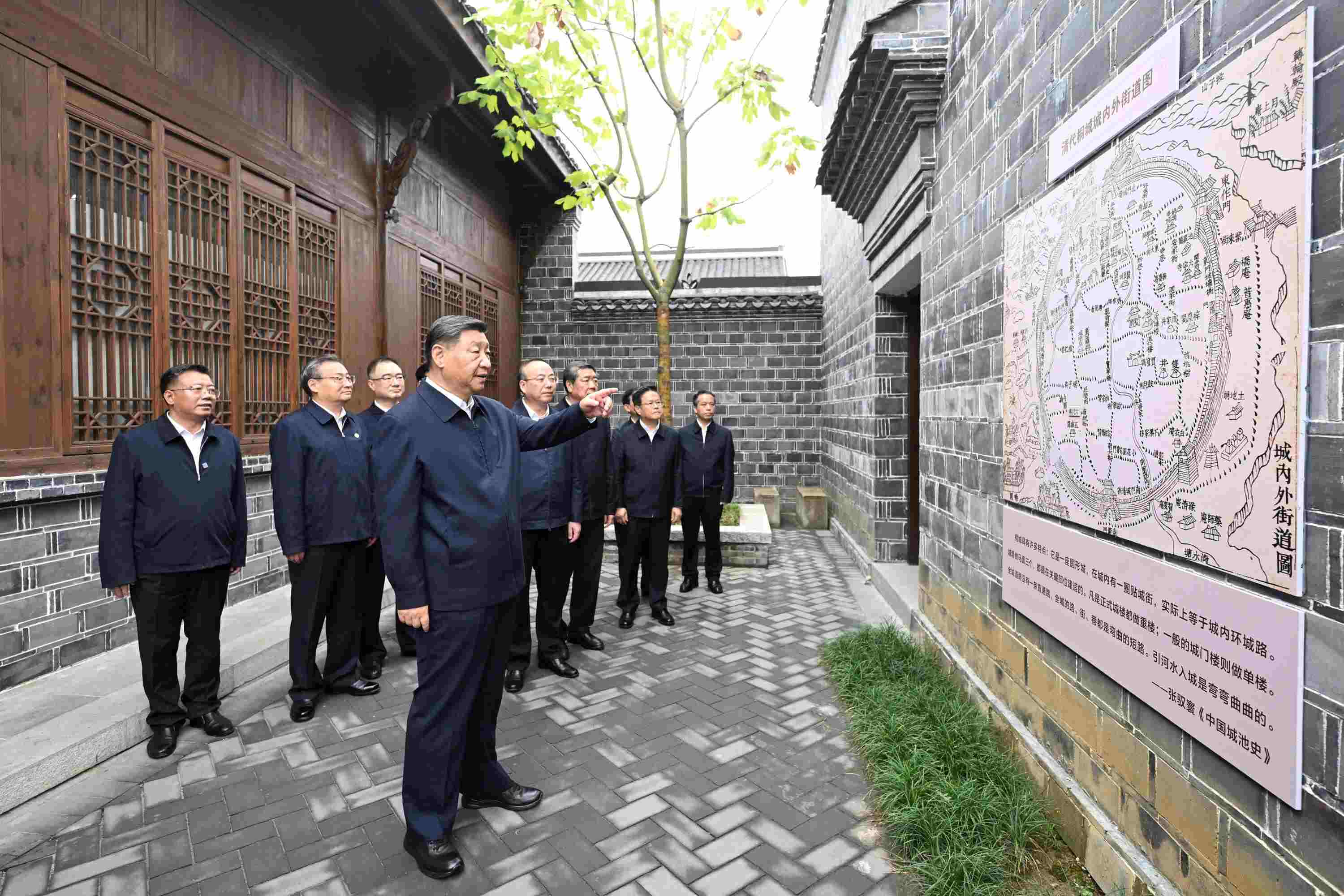 △2024年10月17日，習(xí)近平總書(shū)記在安徽省安慶桐城市六尺巷考察。