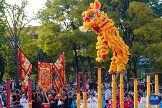 10月19日，云南魯木納龍獅藝術團隊員在南獅高樁自選套路項目中比賽，最終他們獲得該項目銅獎。