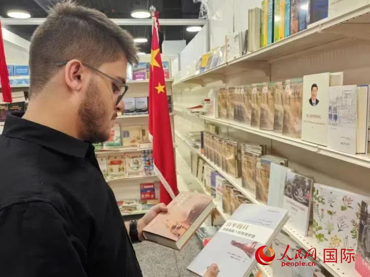 第二十三屆約旦安曼國際書展于10月10日至19日在約旦展覽中心舉行，約旦政府和民間各界人士在中國展臺翻閱圖書，熱烈交流互動，感受中華文化之美。人民網(wǎng)記者 李瀟攝