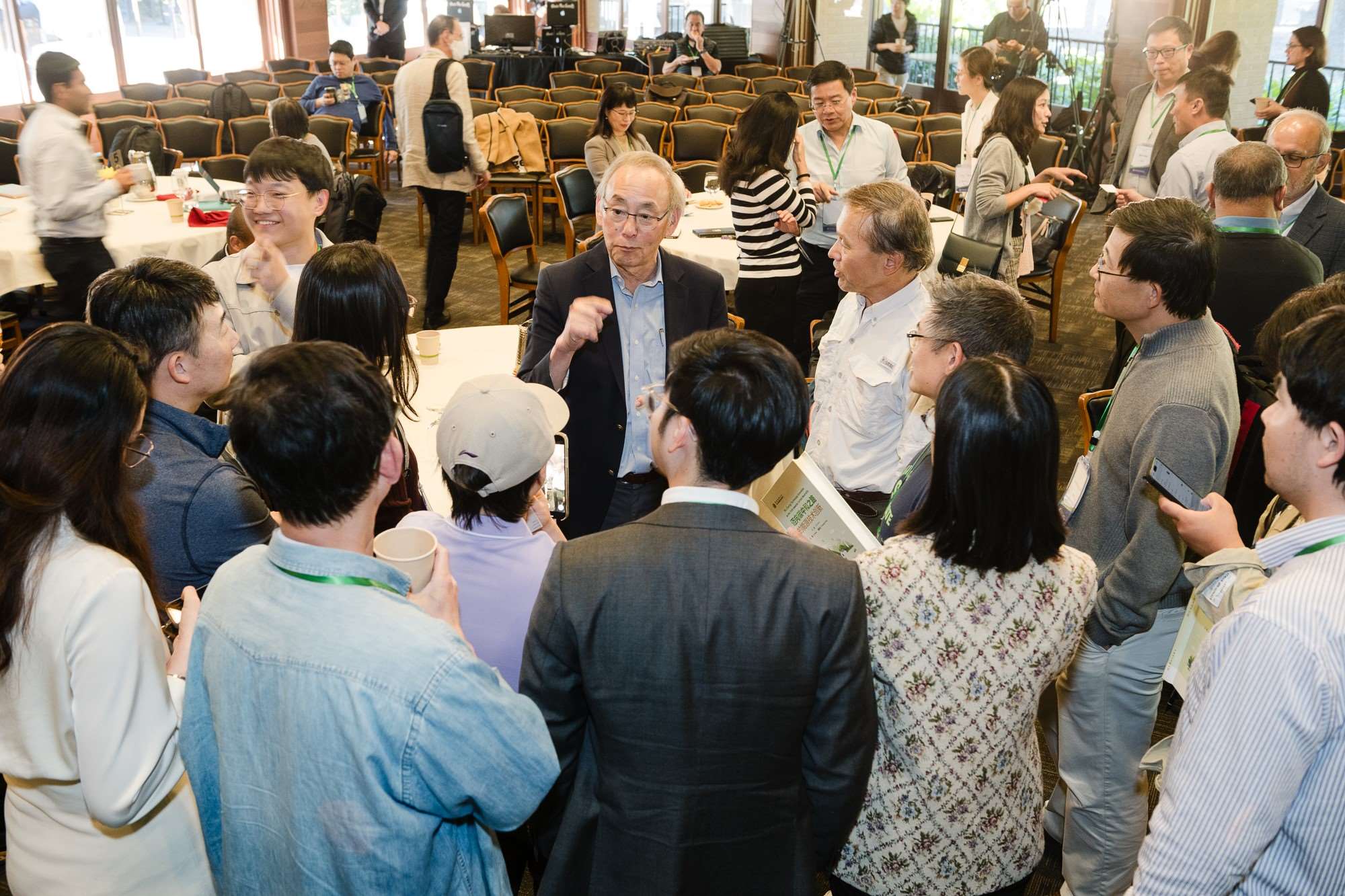 美國前能源部長、諾獎得主朱棣文教授在會場與參會者交流。馮超攝