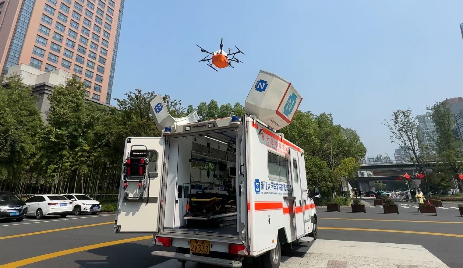 浙江大學醫(yī)學院附屬第二醫(yī)院5G急救車搭載的無人機正在起飛。人民網記者 申佳平攝