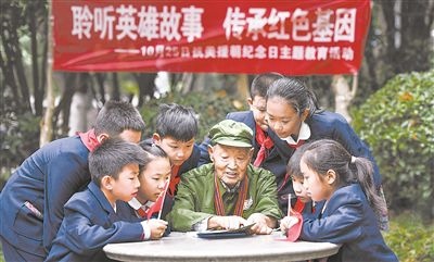 圖為89歲的抗美援朝老兵楊克美在向孩子們講述英雄故事。徐偉攝
