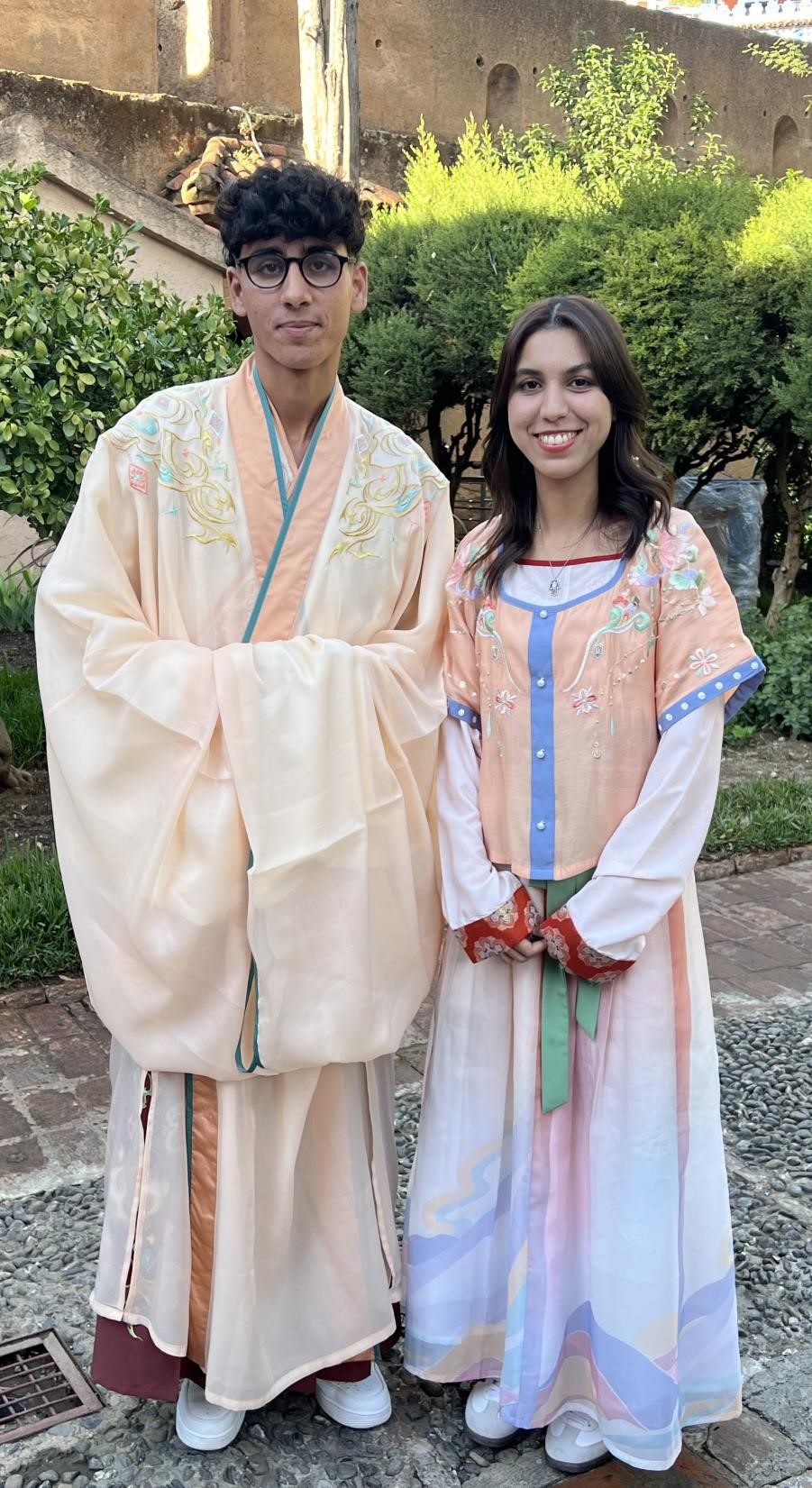 兩位青年試穿中國(guó)古代服裝。拉巴特中國(guó)文化中心供圖