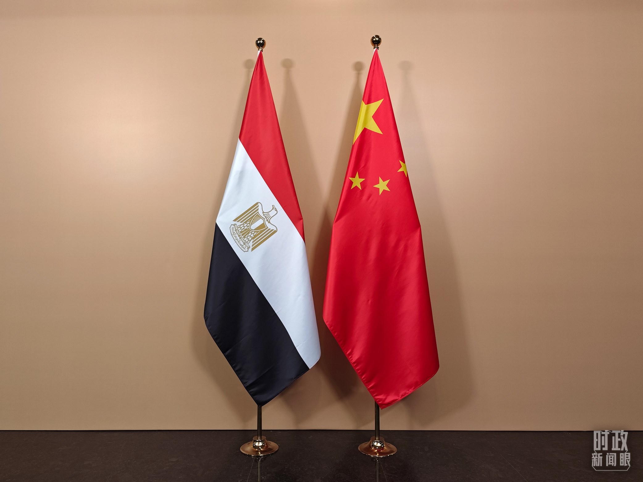 △ 會見廳外的中國埃及兩國國旗。（總臺央視記者彭漢明拍攝）