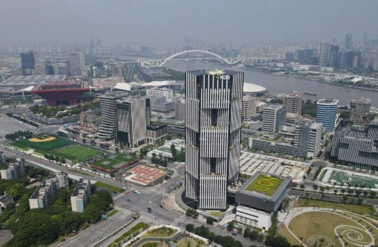位于中國上海浦東新區(qū)世博園區(qū)的金磚國家新開發(fā)銀行總部大樓（2022年6月17日攝，無人機(jī)照片）。新華社記者方喆攝