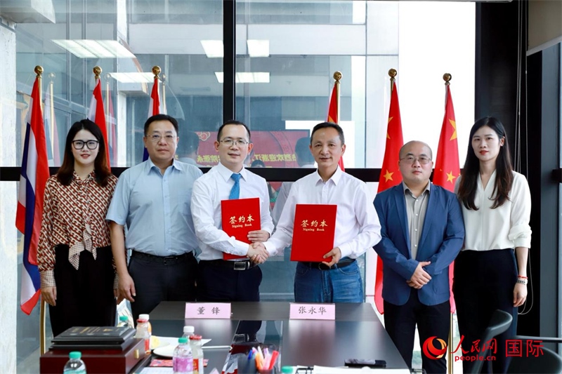 會談現(xiàn)場。左三為泰中僑商聯(lián)合會副主席董峰；右三為浙江大學(xué)光華法學(xué)院黨委書記張永華。人民網(wǎng)記者 簡承淵攝