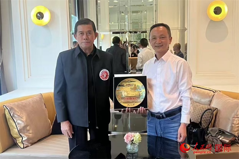 泰中友好協(xié)會會長、泰國前副總理功·塔帕朗西（左一）會見浙大團(tuán)組一行。人民網(wǎng)記者 簡承淵攝
