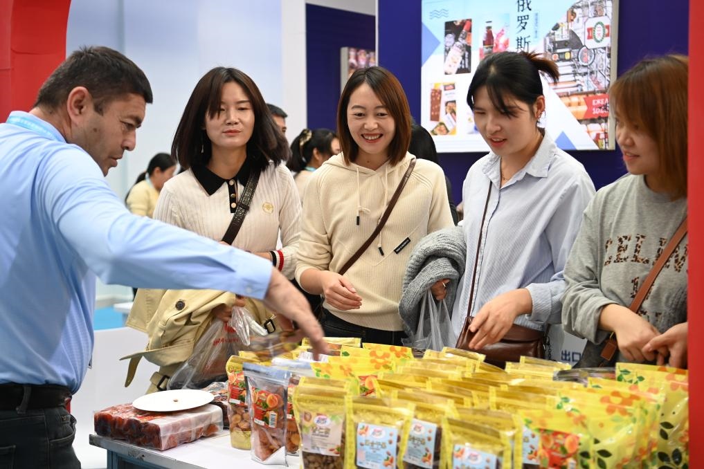 10月25日，觀眾在楊凌農(nóng)高會上合組織國家農(nóng)業(yè)展區(qū)了解農(nóng)產(chǎn)品。新華社記者 鄒競一 攝