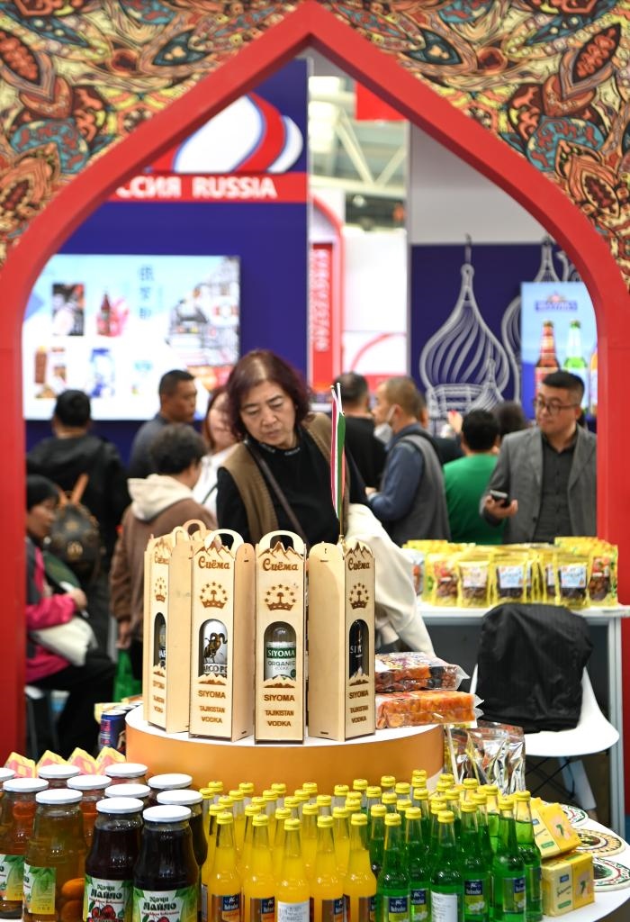 10月25日，觀眾在楊凌農(nóng)高會上合組織國家農(nóng)業(yè)展區(qū)了解農(nóng)產(chǎn)品。新華社記者 鄒競一 攝