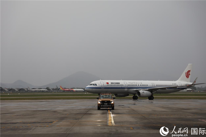 國航上?！觾?nèi)首班飛機(jī)抵達(dá)河內(nèi)內(nèi)排機(jī)場。人民網(wǎng)記者 楊曄攝