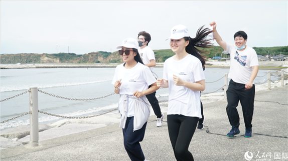 中日青年沿著海岸線(xiàn)奔跑前行。人民網(wǎng) 蔣曉辰攝