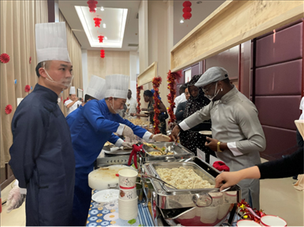 乍得友人品嘗中國(guó)美食煎餅。主辦方供圖