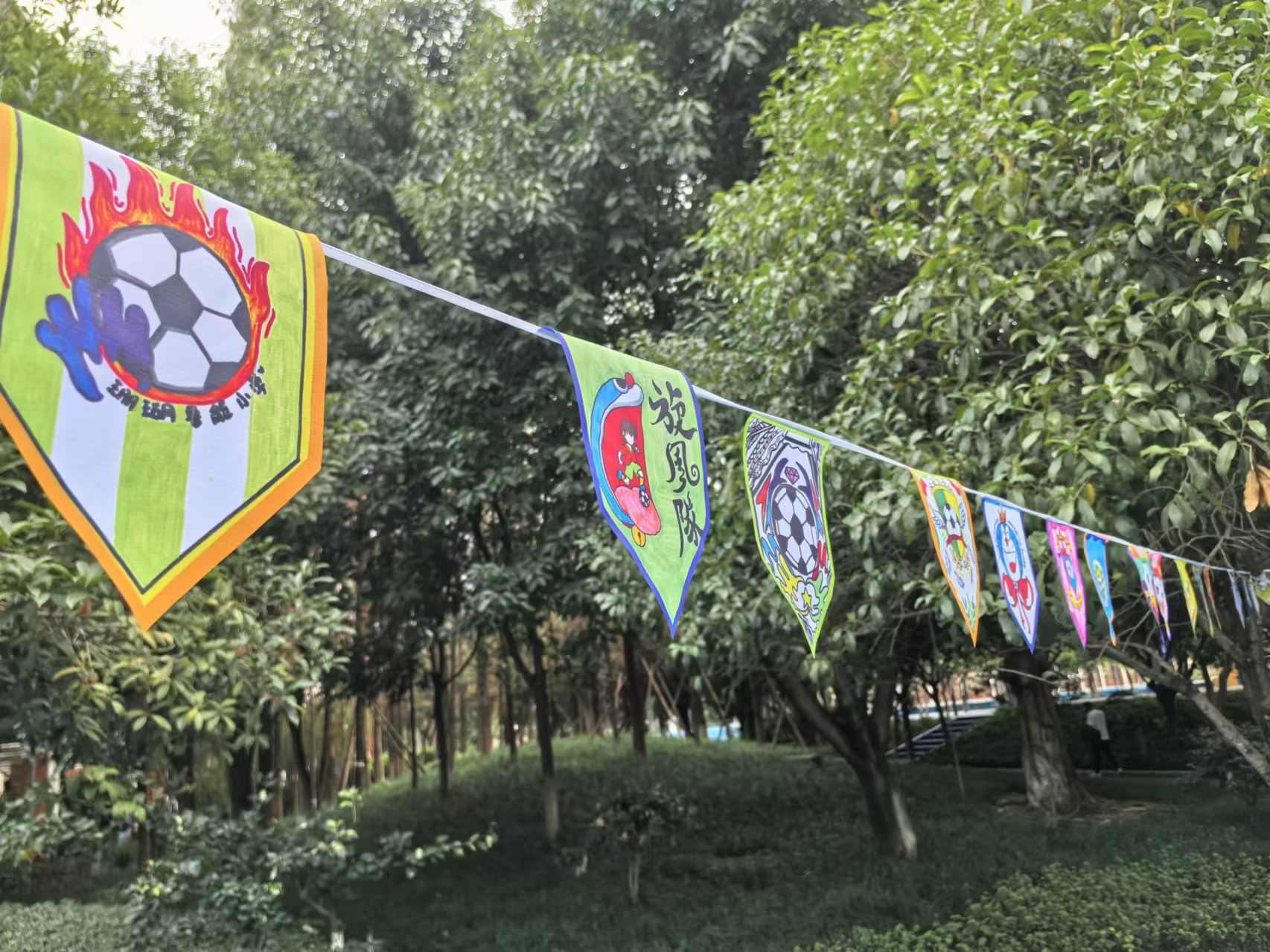 珊瑚魯能小學(xué)學(xué)生們手繪的“班超”隊徽。 人民網(wǎng)記者 楊磊攝