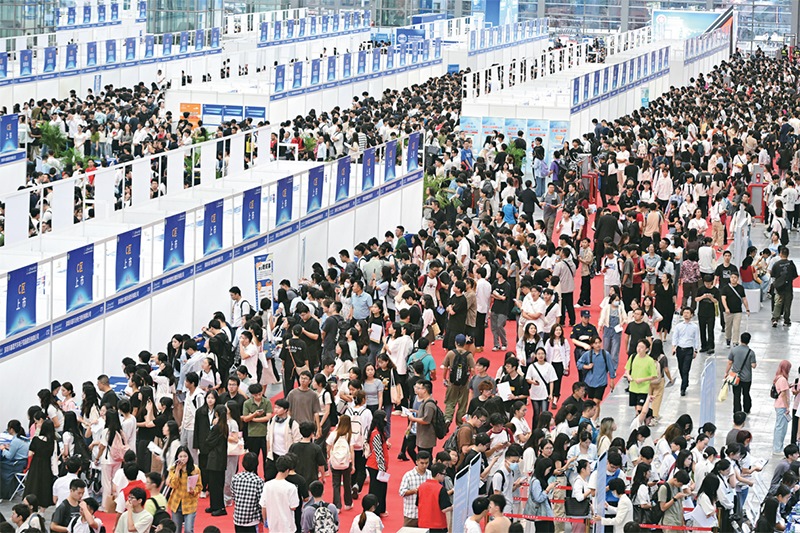 2024年10月12日，第28屆全國高校畢業(yè)生秋季就業(yè)雙選會在深圳會展中心舉辦。圖為雙選會現(xiàn)場。 中新社記者 陳文/攝
