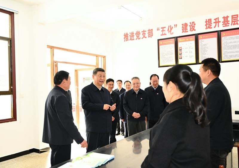 △2024年3月19日，習(xí)近平總書記在湖南省常德市鼎城區(qū)謝家鋪鎮(zhèn)港中坪村黨群服務(wù)中心了解當(dāng)?shù)貫榛鶎訙p負(fù)、提升基層治理效能等情況。