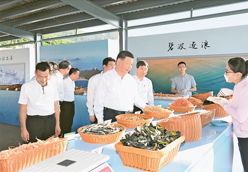 2024年10月15日至16日，中共中央總書記、國家主席、中央軍委主席習(xí)近平在福建考察。這是15日下午，習(xí)近平在漳州市東山縣陳城鎮(zhèn)澳角村考察時，了解海鮮干貨和漁獲產(chǎn)品交易情況。 新華社記者 謝環(huán)馳/攝