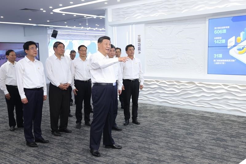 △2024年10月16日，習(xí)近平總書記在中國（福建）自由貿(mào)易試驗(yàn)區(qū)廈門片區(qū)參觀自由貿(mào)易試驗(yàn)區(qū)建設(shè)成果展。
