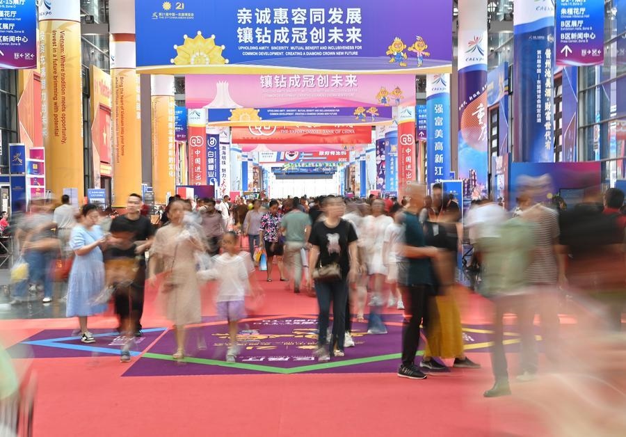 2024年9月28日，觀眾在廣西南寧市舉行的第21屆中國(guó)—東盟博覽會(huì)上參觀。新華社記者 周華 攝