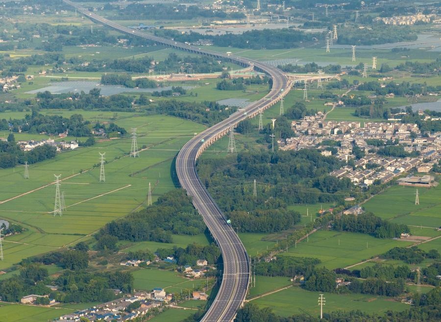 俯瞰四川天府新區(qū)至邛崍高速公路一角（2024年7月2日攝，無人機(jī)照片）。新華社記者 江宏景 攝