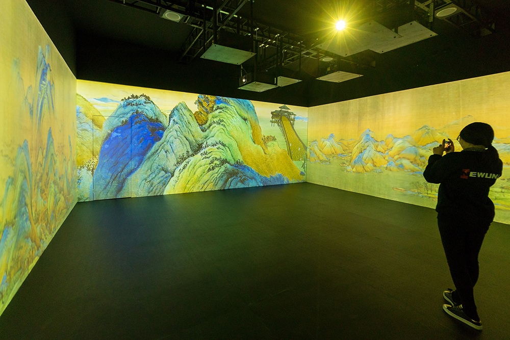 2019年1月29日，上海，市民在“千里江山圖科技藝術(shù)展”上參觀北宋名畫《千里江山圖》的AR全景展示并打卡拍照。
