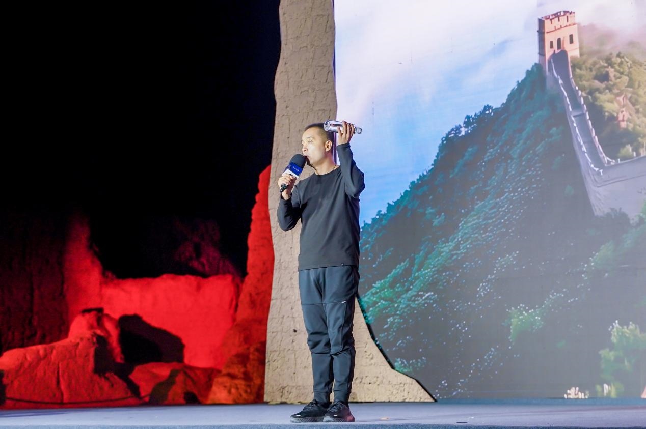 李剛在“何以中國·五星出東方”網(wǎng)絡(luò)主題宣傳活動現(xiàn)場演講。人民視頻供圖