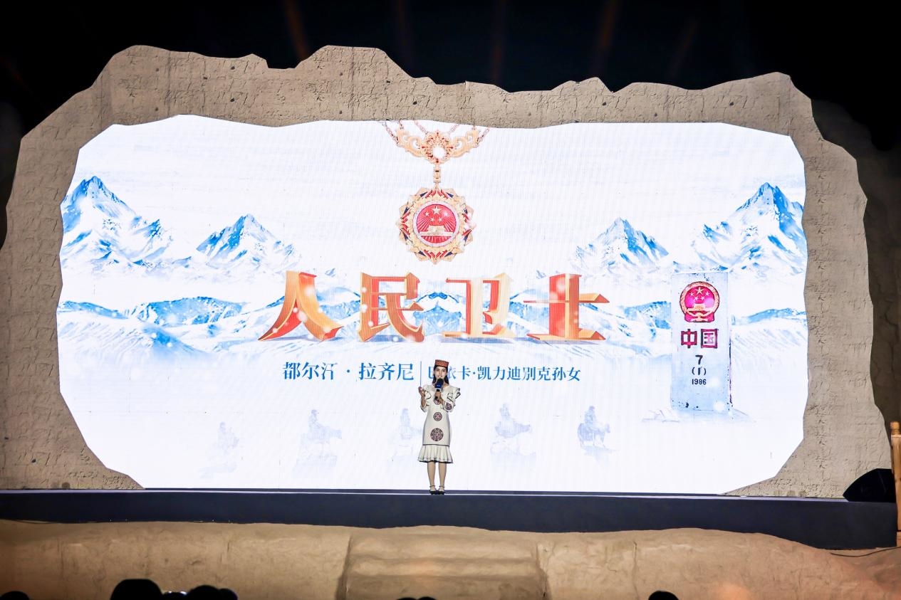 都爾汗·拉齊尼在“何以中國·五星出東方”網(wǎng)絡(luò)主題宣傳活動現(xiàn)場演講。人民視頻供圖