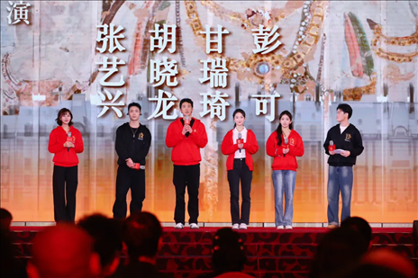 《受到召喚·敦煌》眾演員與現(xiàn)場觀眾互動交流。主辦方供圖