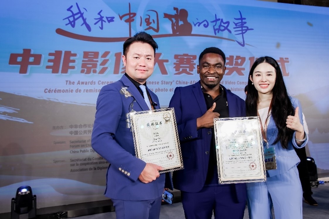 王曉樂（中）與其他嘉賓合影。主辦方供圖