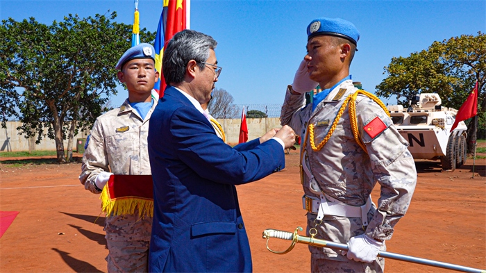 中國駐南蘇丹大使馬強為維和官兵授勛。謝坤攝