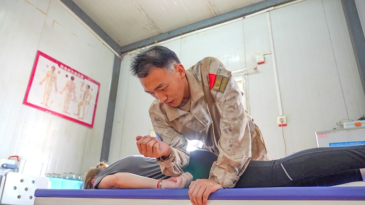 體驗(yàn)中醫(yī)推拿。王軍杰攝