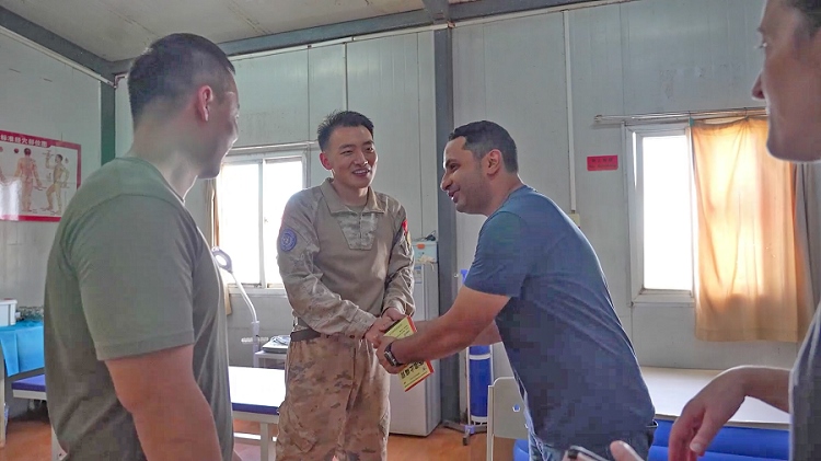 外國(guó)友人致謝。王軍杰攝