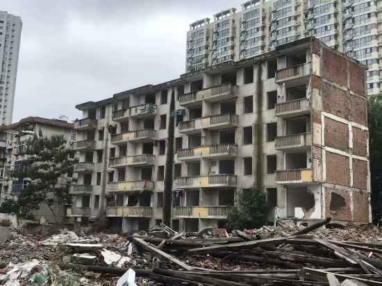 圖為拆遷中的合肥儀表廠宿舍。 合肥市蕪湖路街道 提供