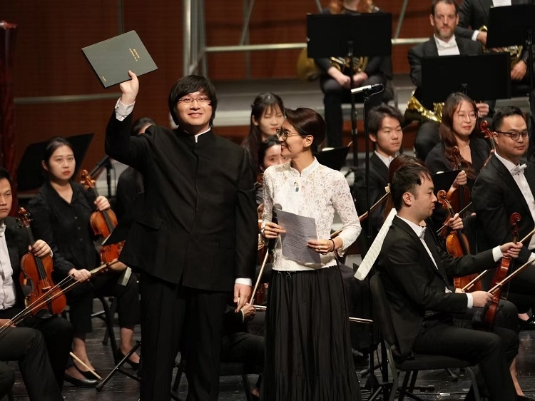 小澤征良向俞潞贈送小澤征爾使用過的《第五交響曲》樂譜。演出方供圖