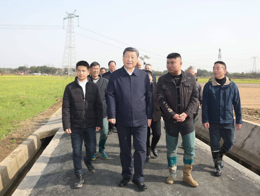 2024年3月19日，習(xí)近平在湖南省常德市鼎城區(qū)謝家鋪鎮(zhèn)港中坪村，同種糧大戶、農(nóng)技人員、基層干部親切交流。習(xí)近平強(qiáng)調(diào)：“要建設(shè)好高標(biāo)準(zhǔn)農(nóng)田，推行適度規(guī)模經(jīng)營(yíng)，加強(qiáng)政策支持和示范引領(lǐng)，加大良種、良機(jī)、良法推廣力度，在精耕細(xì)作上下功夫，進(jìn)一步把糧食單產(chǎn)和品質(zhì)提上去，讓種糧也能夠致富，進(jìn)而吸引更多農(nóng)戶參與發(fā)展現(xiàn)代化大農(nóng)業(yè)，真正把中國(guó)特色農(nóng)業(yè)現(xiàn)代化之路走穩(wěn)走扎實(shí)?！? width=