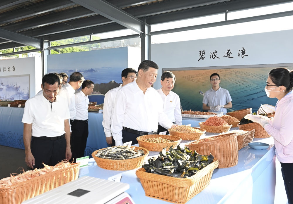 2024年10月15日，習(xí)近平在福建省漳州市東山縣陳城鎮(zhèn)澳角村考察時(shí)，了解海鮮干貨和漁獲產(chǎn)品交易情況。習(xí)近平指出：“村級(jí)黨組織要發(fā)揮火車頭作用，帶領(lǐng)鄉(xiāng)親們做好‘?！奈恼?，在鄉(xiāng)村振興、共同富裕的道路上一往無(wú)前?！? width=