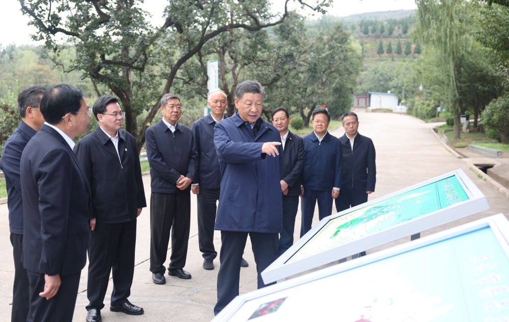 2024年9月11日，習(xí)近平在甘肅省天水市麥積區(qū)南山花牛蘋果基地考察時(shí)，聽(tīng)取引洮供水工程情況匯報(bào)。當(dāng)?shù)弥?00萬(wàn)群眾從此告別苦咸水后，總書(shū)記十分高興。他要求加強(qiáng)維護(hù)和管理，讓這項(xiàng)工程在沿線群眾生產(chǎn)生活中發(fā)揮更大效用。